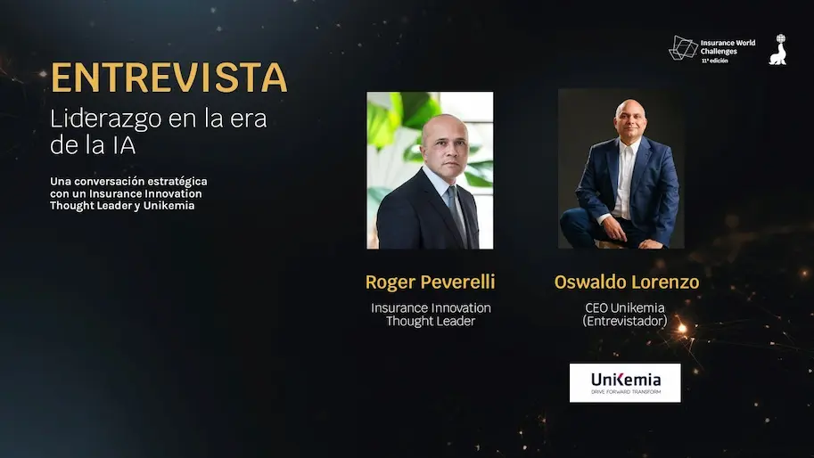 Líder de aseguradora analizando panel de datos de IA junto a su equipo